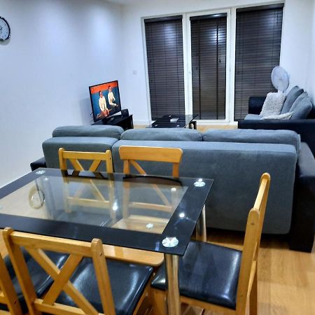 Max'Em Lexington Luxury Apartment Slough Exteriör bild