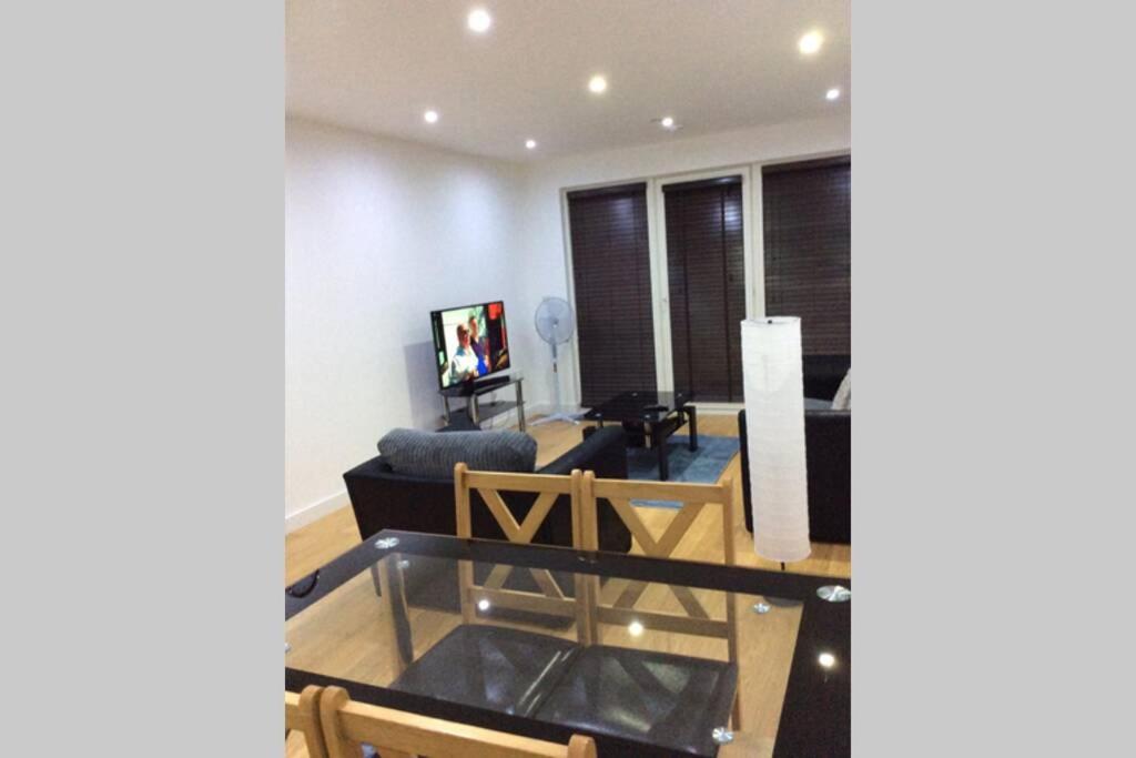 Max'Em Lexington Luxury Apartment Slough Exteriör bild