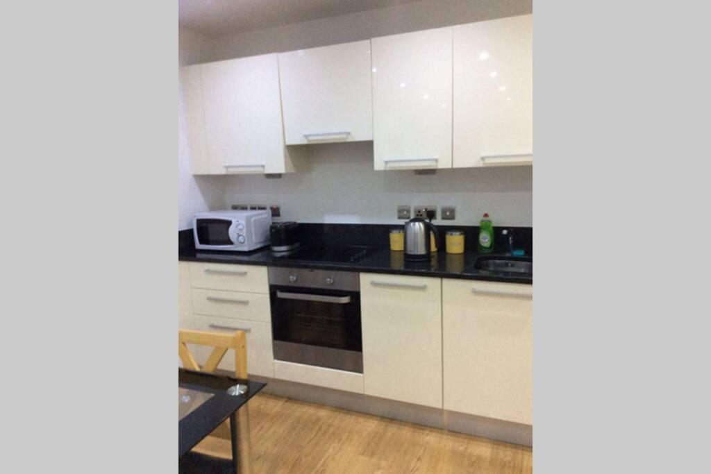 Max'Em Lexington Luxury Apartment Slough Exteriör bild